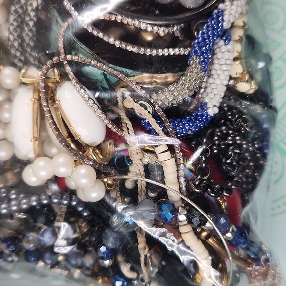 4lb Mystery Craft Broken Jewelry Loose Beads Lot PRICE FIRM - CANNOT BE BUNDLED - Picture 3 of 8